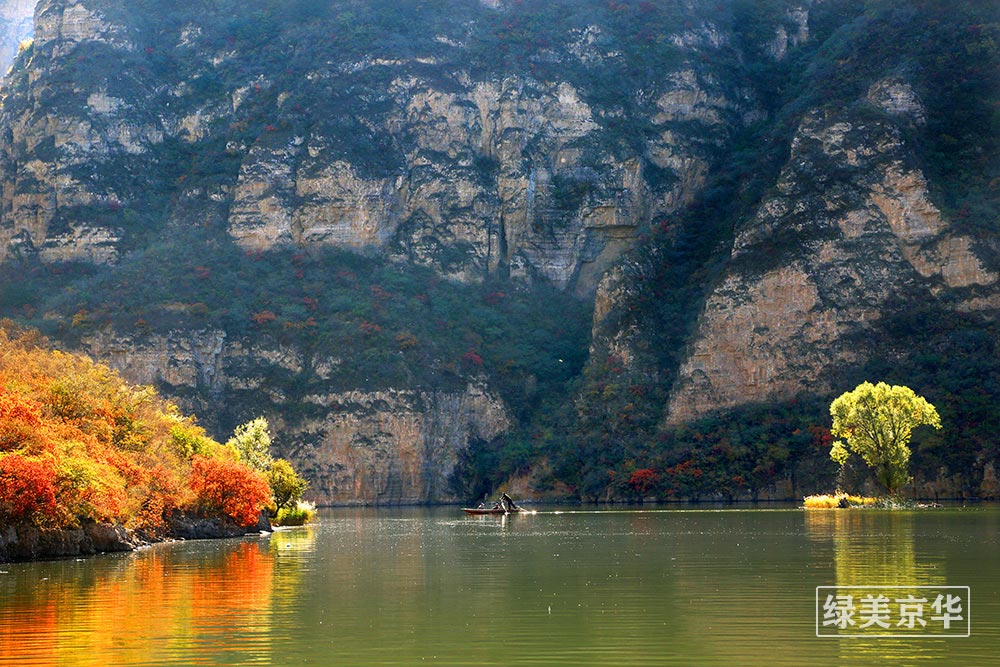 常潇潇----摄影（13811958481）《绿水青山划向彼岸》门头沟珍珠湖.jpg